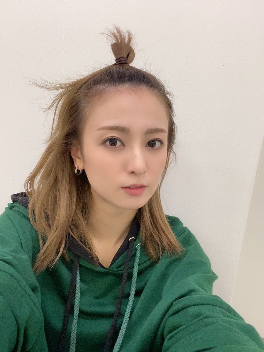 星波 最近前髪がとんでもなく言うこときかなくて ついにこーなった やっぱ切ろうかな でもこれを耐えたら 大人の色気を手に入れられる 気がしている 笑 色気とは