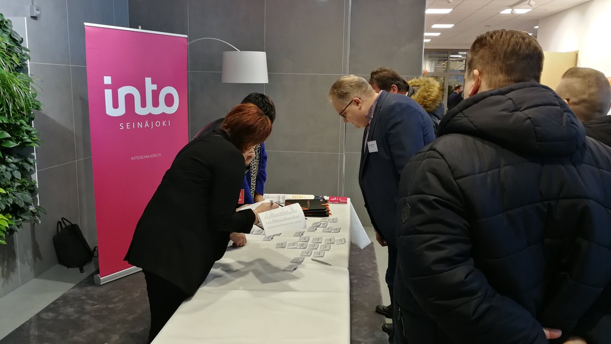 intoseinajoki's tweet photo. Into isännöi yhdessä techteamin kanssa seinäjokelaisten teknologiateollisuuden yritysten Tilaa tähdille -tapahtumaa Finna-Powerin tehtaalla. Tavoitteena uusia kumppanuuksia ja asiakkuuksia yrityksille. Liki 100 yritysjohtajaa paikalla! #TilaaTähdille https://t.co/F7pVq7rAr1