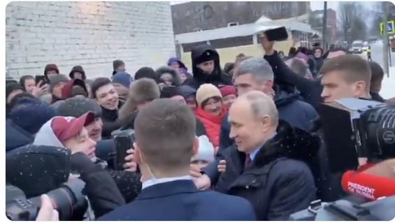 Оказывается. в Череповце нет никого выше Путина. Отца нации