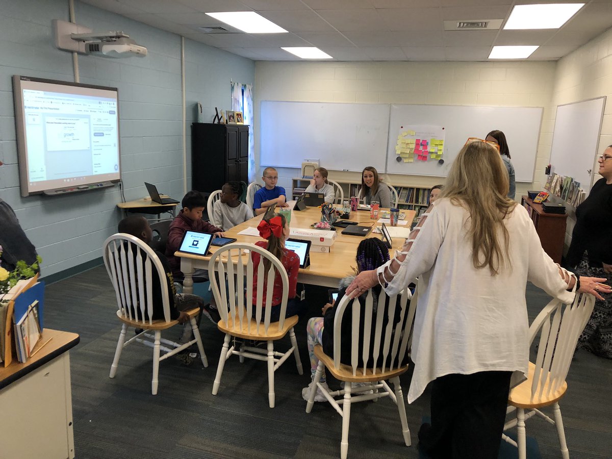 Anna_King001's tweet image. #RESchiefs student leaders 👨🏽‍🎓👩🏼‍🎓#inquirylab #personalizedSC