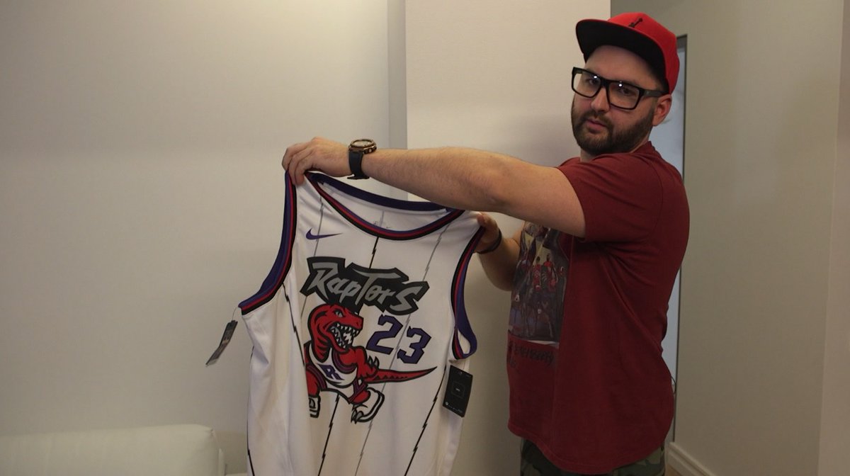 Māksliniekam Vladislavam Lakšem basketbolā bija sapnis par NBA, bet piepildīt to ļāva viņa enerģiskie un fascinējošie zīmējumi, nodrošinot līgumu ar čempioniem Toronto "Raptors" lsm.lv/raksts/dzive--…