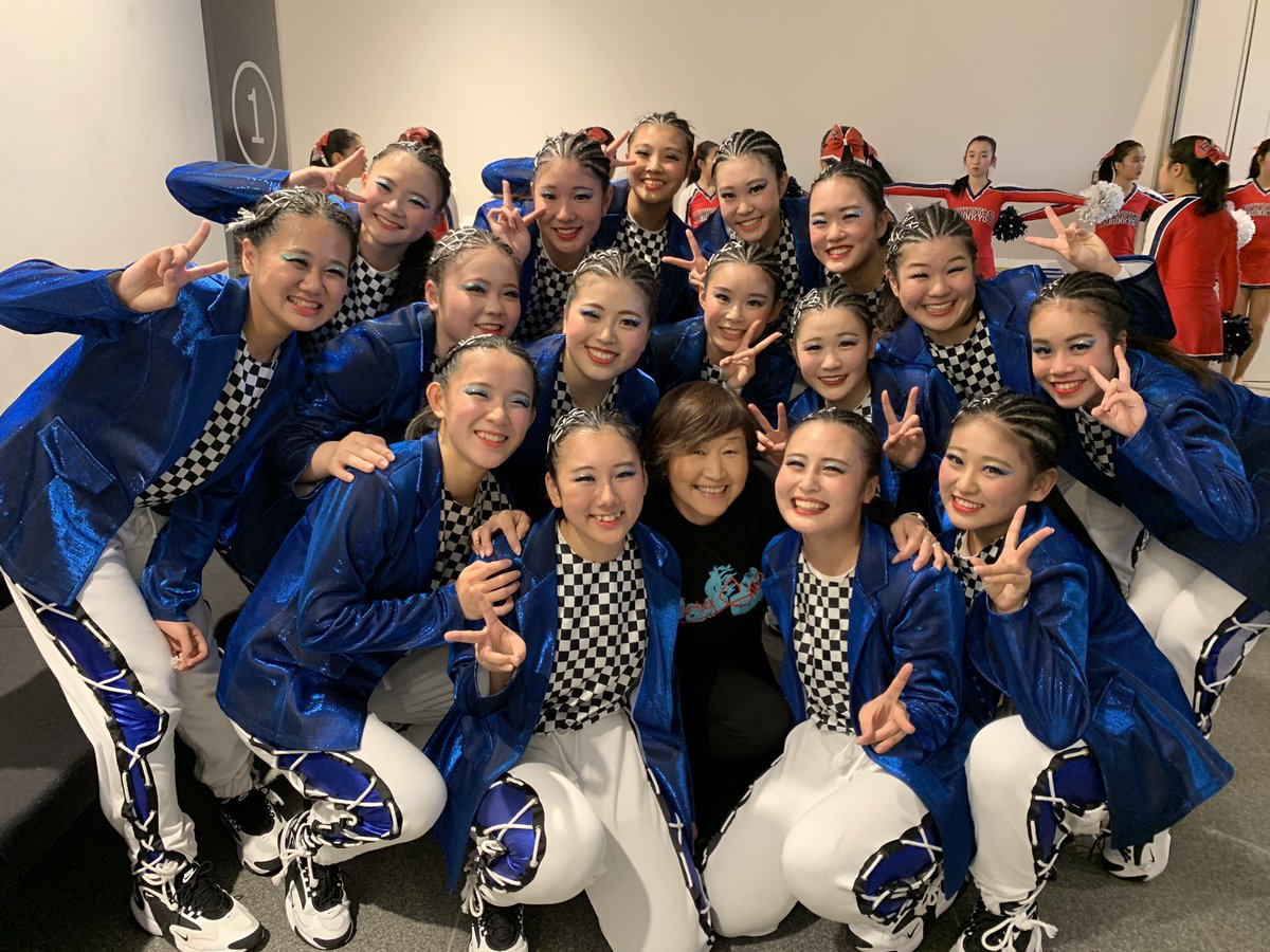 mjdc_Caloras's tweet photo. 01/17〜01/18  Dance Drill Winter Cup

HIP-HOP女子medium部門第1位🏅

初のカローラス一泊での大会で、1位をいただくことができて本当に嬉しいです！！
ほんとうにいつも応援ありがとうございます😊

帰りに小林先生への誕生日祝いと、三輪先生への感謝を込めてケーキをプレゼントしました🎁🎂 https://t.co/x0ehJH3Yu0