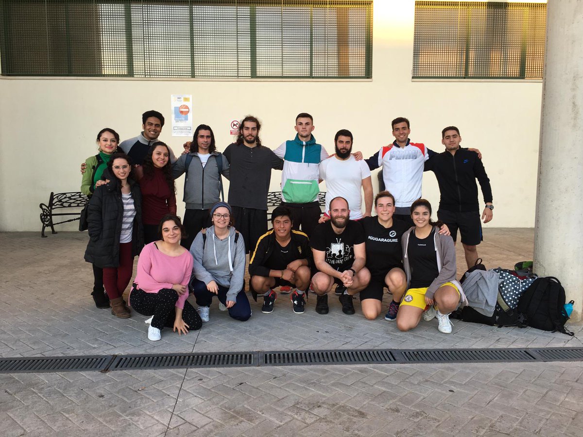 ResFloraTristan's tweet photo. Este fin de semana nuestro equipazo mixto 🐝"La Colmena"🐝, volvió a jugar en las canchas de #PolígonoSur. Nuestros jugadores y nuestras jugadoras, siguen mejorando 💪🔥🏀 y cada vez más personas se suman a la hinchada ¡Vamos Colmena! 
#PolígonoSurSeMueve #BaloncestoDeBarrio https://t.co/Dmgm3K4Nwv