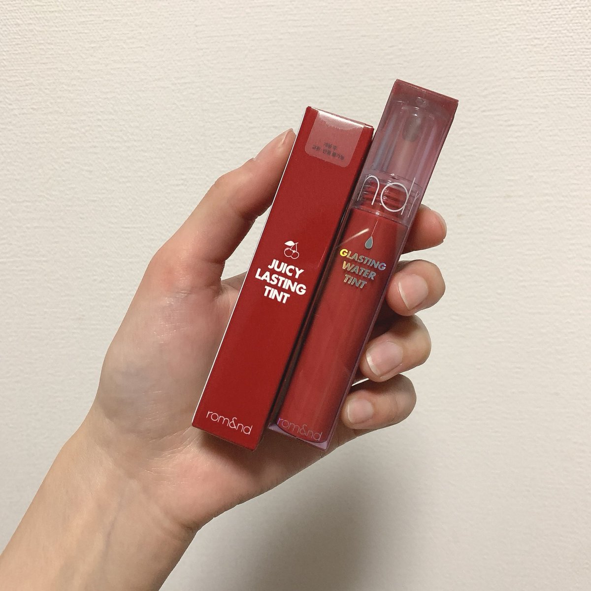 cosme7ob's tweet photo. 私のゴリ押しリップ。
rom&amp;ndのグラスティングウォーターティント
カラーは#5 rose splash🥀

はちゃめちゃにかわええ。女の子らしいローズピンクで、誰にでも似合う色だと思う。彼氏に『今日のリップの色かわいいね〜〜 俺これ好き☺️』と言わせたティント。よっしゃ。 https://t.co/UiIWSLNr8q
