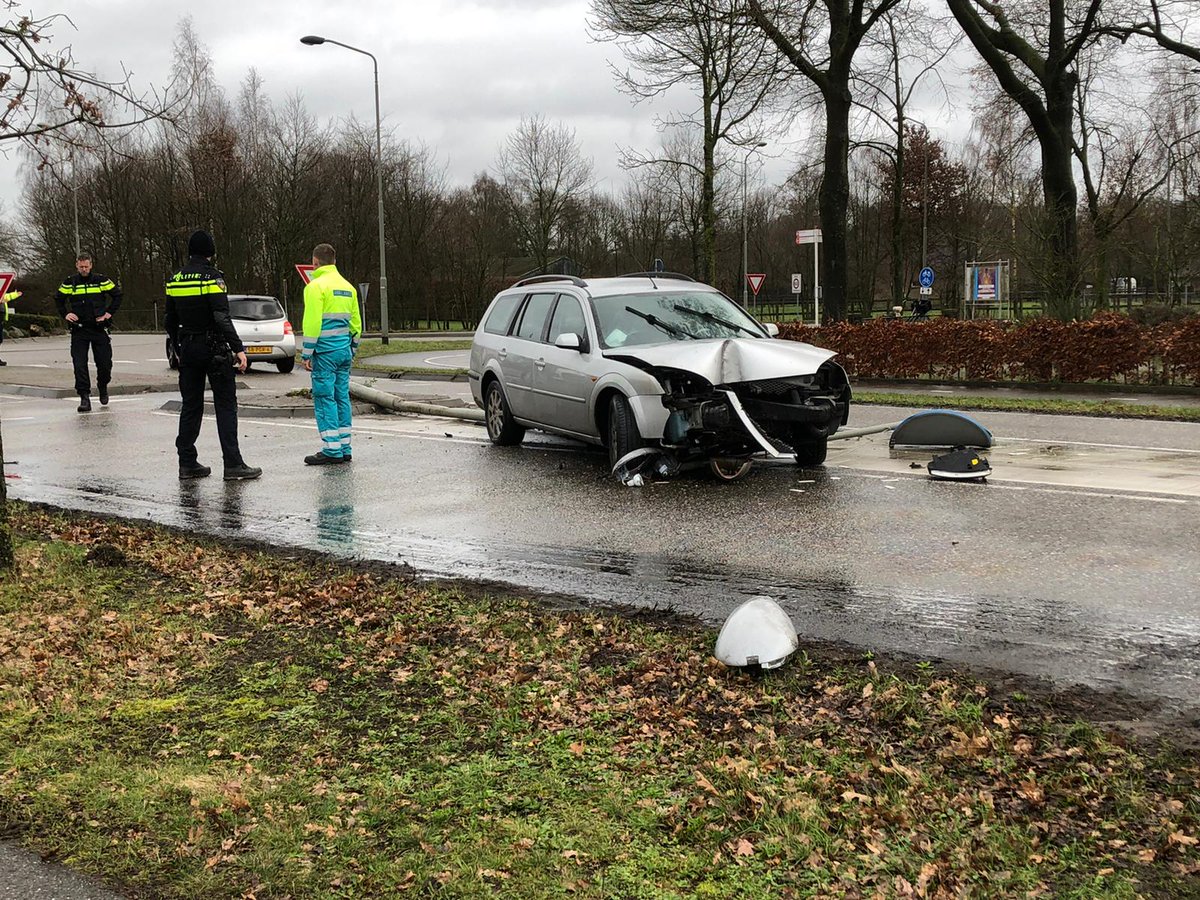 Een eenzijdig ongeval op de rotonde Berghemseweg/Schaijkseweg in Herpen dinsdagmiddag.