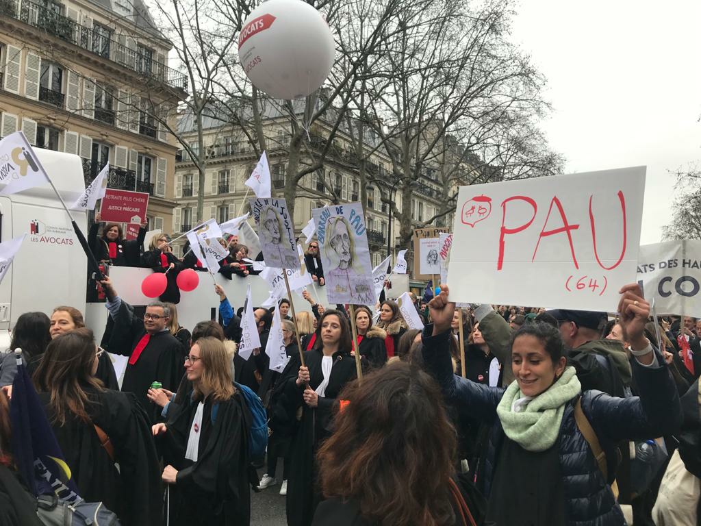 La délégation du Barreau de Pau en tête de cortège à Paris aux côtés des autres professionnels. #SOSretraites #AvocatsEnColere #AvocatsEnGreve #reformedesretraites #ReformeRetraites <a href="/Conf_Batonniers/">ConférenceBâtonniers</a> <a href="/CNBarreaux/">Conseil national des barreaux - les avocats</a>  <a href="/CNBFrance/">CNBF</a> <a href="/NBelloubet/">Nicole Belloubet</a> <a href="/EmmanuelMacron/">Emmanuel Macron</a>  @EPhilippePM