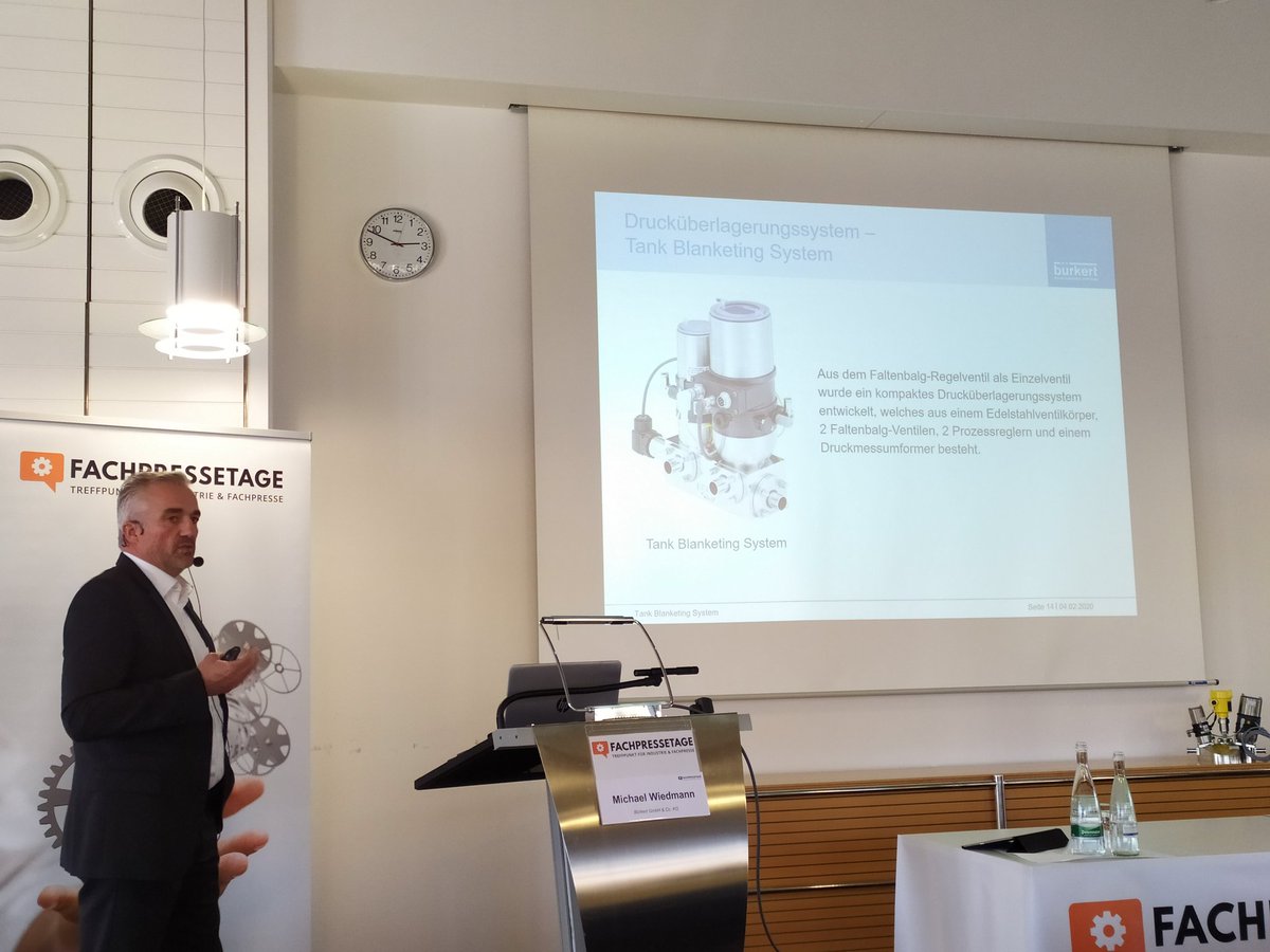 Wir machen #Druck: Michael Wiedmann zeigt das neue Tank Blanketing System der Firma <a href="/buerkertfluid/">Bürkert Fluid Control Systems</a> während der #Fachpressetage in #Karlsruhe #messweb20 #Sensoren #Messtechnik #Pharma