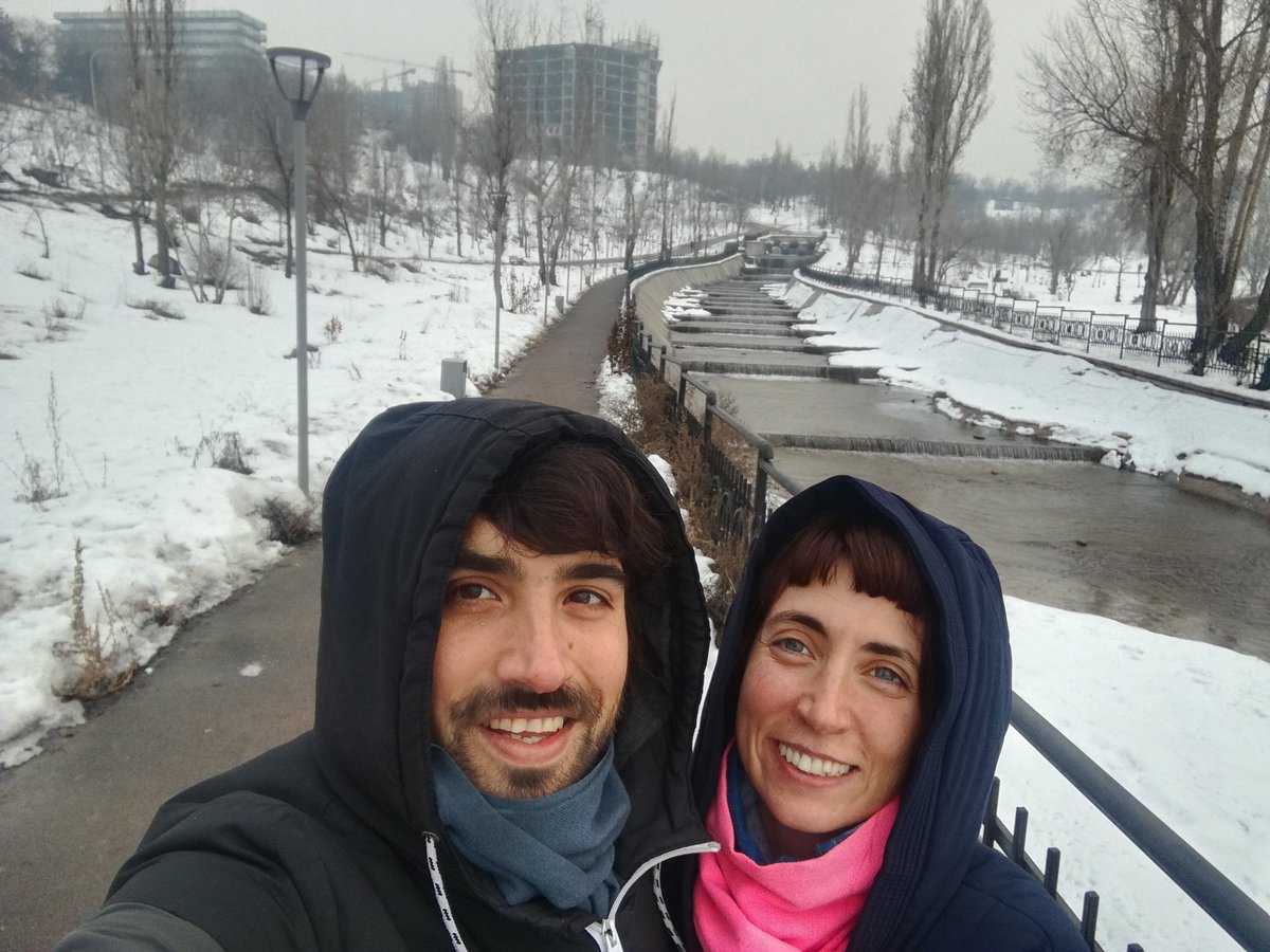 vueltalmun's tweet photo. Las atracciones principales de #Almaty, dicen, son los trekkings por la montaña; pero nosotros llegamos en pleno invierno con un paisaje totalmente nevado y poco habitable. También tiene un gran lago, que obviamente estaba congelado. 😅 https://t.co/3iCD4xl4C1