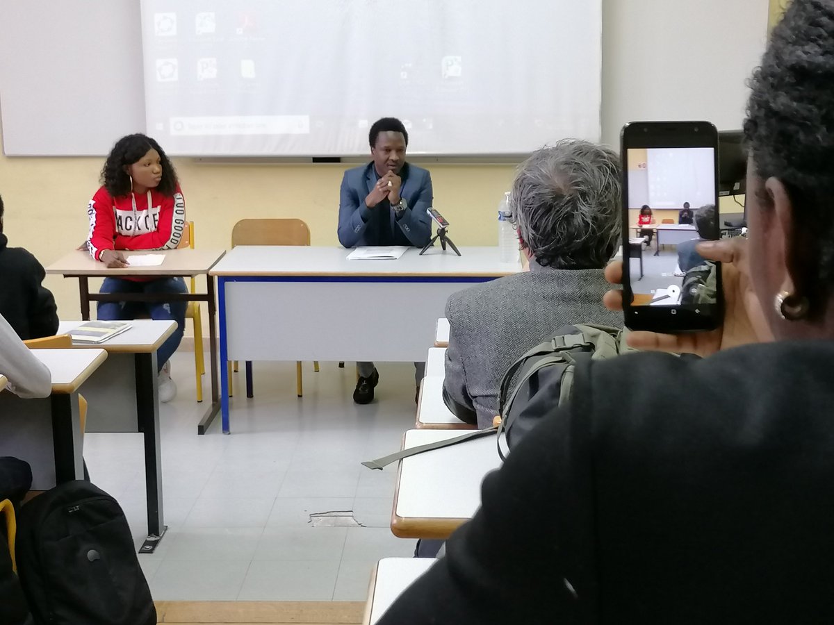 ClemiParis's tweet photo. "Bienvenu au lycée Martin Nadaud. Vous êtes ici chez vous !" : c'est ainsi que les élèves accueillent ce matin le journaliste mauritanien exilé, M. Gaye, en plusieurs langues (russe, italien, créole français, arabe et français) 
#RenvoyéSpécial du @LeCLEMI et la @MDJournalistes https://t.co/yxz9obfz0J