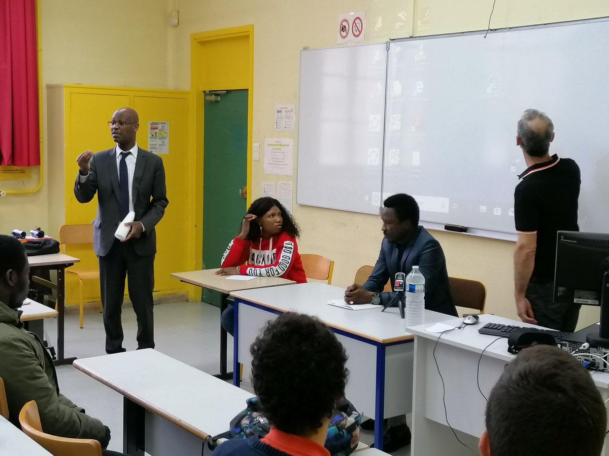 ClemiParis's tweet photo. "Bienvenu au lycée Martin Nadaud. Vous êtes ici chez vous !" : c'est ainsi que les élèves accueillent ce matin le journaliste mauritanien exilé, M. Gaye, en plusieurs langues (russe, italien, créole français, arabe et français) 
#RenvoyéSpécial du @LeCLEMI et la @MDJournalistes https://t.co/yxz9obfz0J