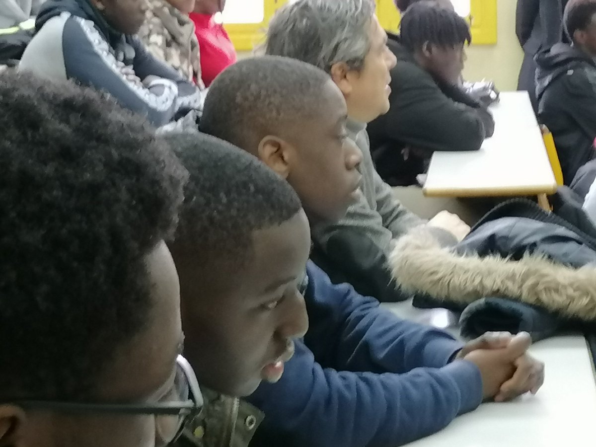 "Bienvenu au lycée Martin Nadaud. Vous êtes ici chez vous !" : c'est ainsi que les élèves accueillent ce matin le journaliste mauritanien exilé, M. Gaye, en plusieurs langues (russe, italien, créole français, arabe et français) 
#RenvoyéSpécial du <a href="/LeCLEMI/">CLEMI</a> et la <a href="/MDJournalistes/">MDJ - Maison des journalistes</a>