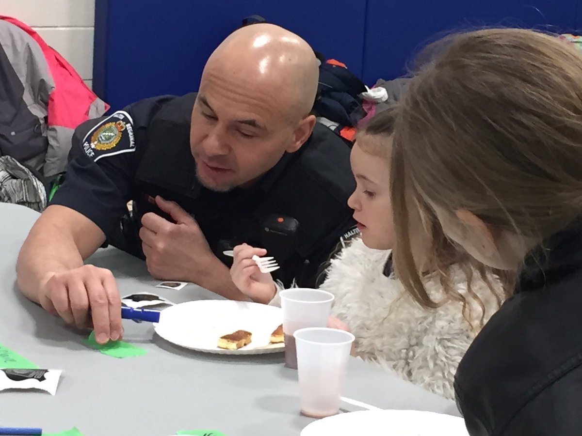 OfficerRob1's tweet photo. CMB officers helping out with the breakfast program at JM Denyes PS. A great way to connect with these young people. https://t.co/0l7aLJgSoh