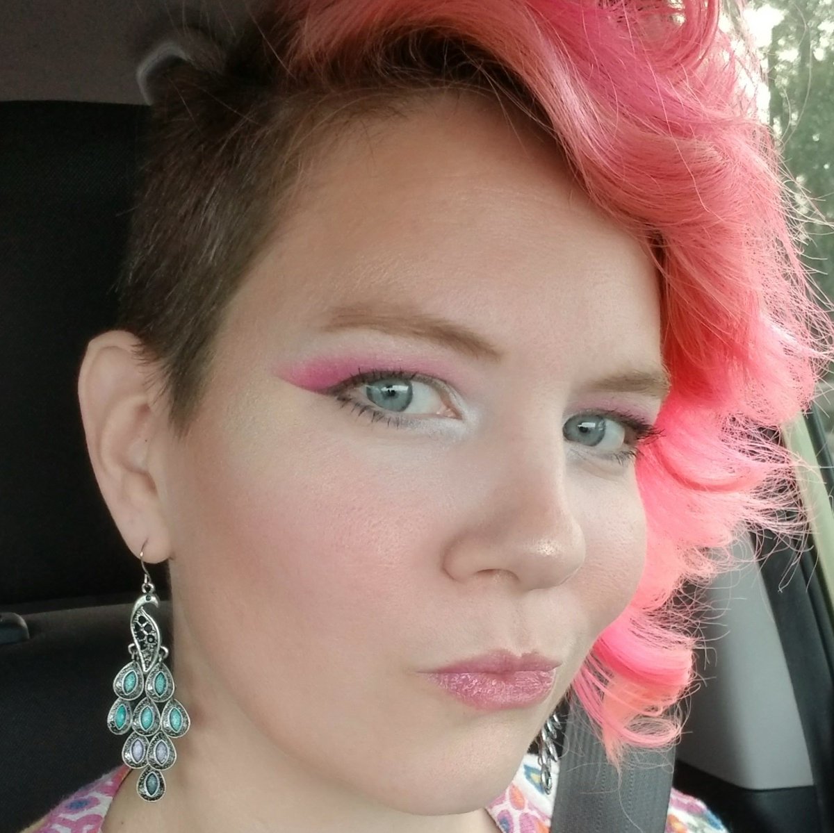 TMPTina_'s tweet image. 😂 at the guy that was too busy staring at me to drive properly. I'm feeling good about myself today!

#pinkismycolor #distraction #TuesdayMorning