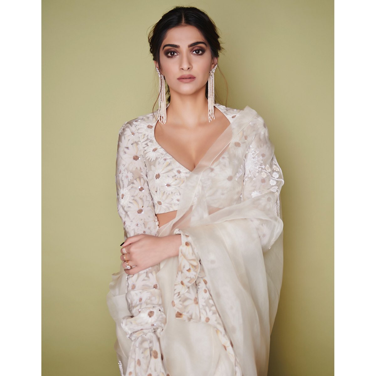 Birdhichand's tweet photo. Gracious Sonam Kapoor Ahuja sizzled in custom made Birdhichand’s diamond &amp; basra pearl ear crawler at Amazon Film Fare Awards night.
@sonamkapoor 
#bg1930 #birdhichand #birdhichandghanshyamdas #sonamkapoor #amazonfilmfareaward https://t.co/CnQuFw9qv1