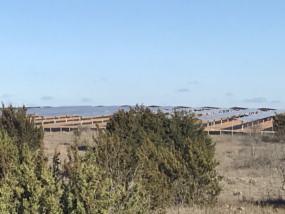 SweetwaterTXedc's tweet photo. #HolsteinSolarProject is under construction in southern #NolanCounty.  Developed by #8minuteenergy, this 200MW #Solar Farm has 709,000 panels. #DukeEnergy has purchased the farm and will take ownership once completed.  #renewableenergy https://t.co/KB1FgsYZZq https://t.co/GH50u092HE