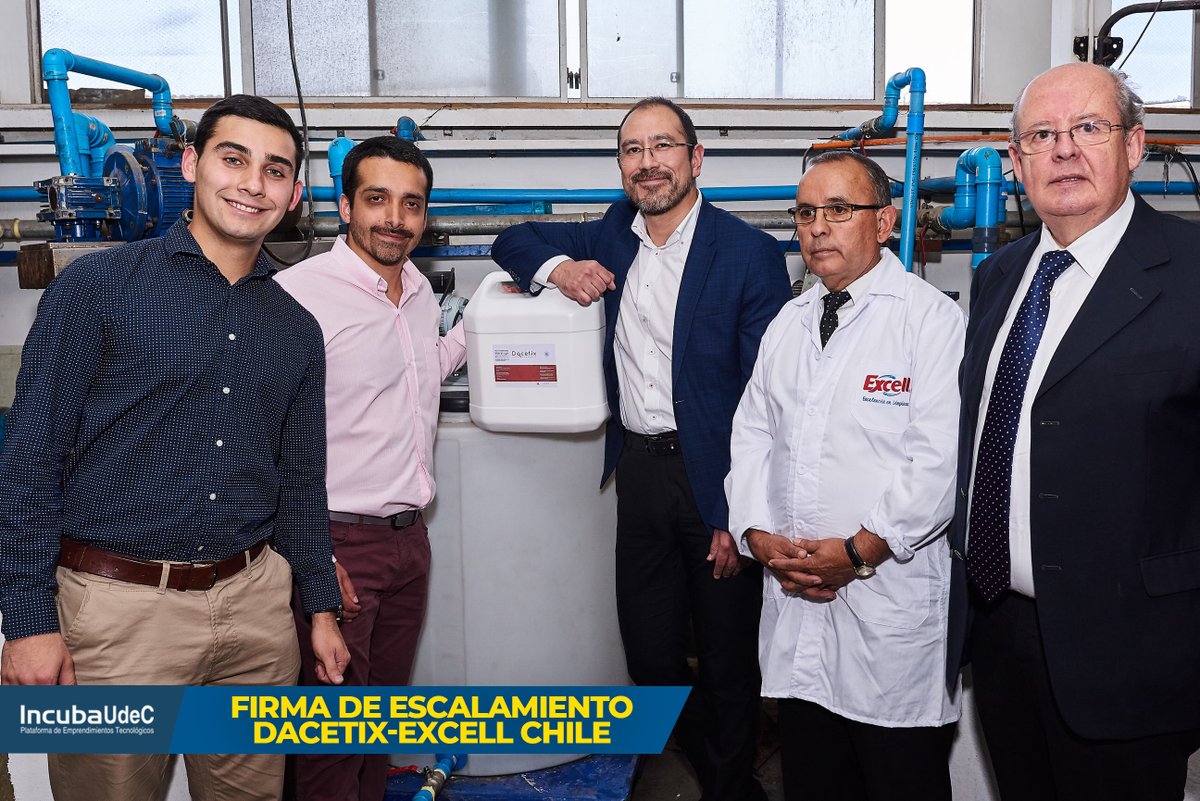 Hoy les compartimos las fotografías oficiales de la firma del contrato de escalamiento de nuestra empresa incubada Bmitek y su desinfectante de alimentos NO tóxico para consumo humano "Dacetix" con la empresa de limpieza 
<a href="/ExcellChile/">Excell Chile</a> 🤝 <a href="/fomentobiobio/">Corfo Biobío</a> <a href="/Corfo/">Corfo</a> <a href="/Ciencia_UdeC/">VRID UdeC</a>