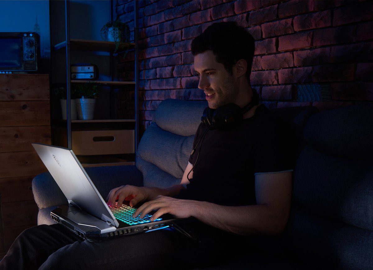 msifrance's tweet image. Comment bien finir sa journée ?

Étape n°1 : allumez votre GT76.
Étape n°2 : choisissez votre jeu.
Étape n°3 : préparez-vous à gagner !

Bonheur + gaming = GT76 Titan !
msi.gm/2kBkbbO

#notebook #sérieGT #titan #gt76