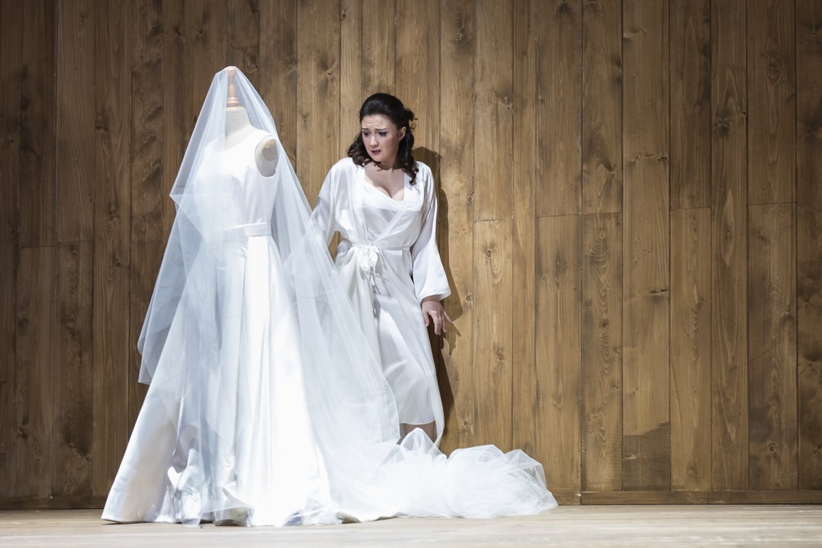 OperaRoma's tweet photo. "Giulietta!…O mia Giulietta! Sei tu…ti veggio…ti ritrovo ancora".
Alle 20 la penultima recita de 'I Capuleti e i Montecchi', con #MariangelaSicilia (Giulietta) e #VasilisaBerzhanskaya (Romeo)
#operaroma #TORcapuleti

ph. Yasuko Kageyama / TOR https://t.co/jZiTbpZSv8