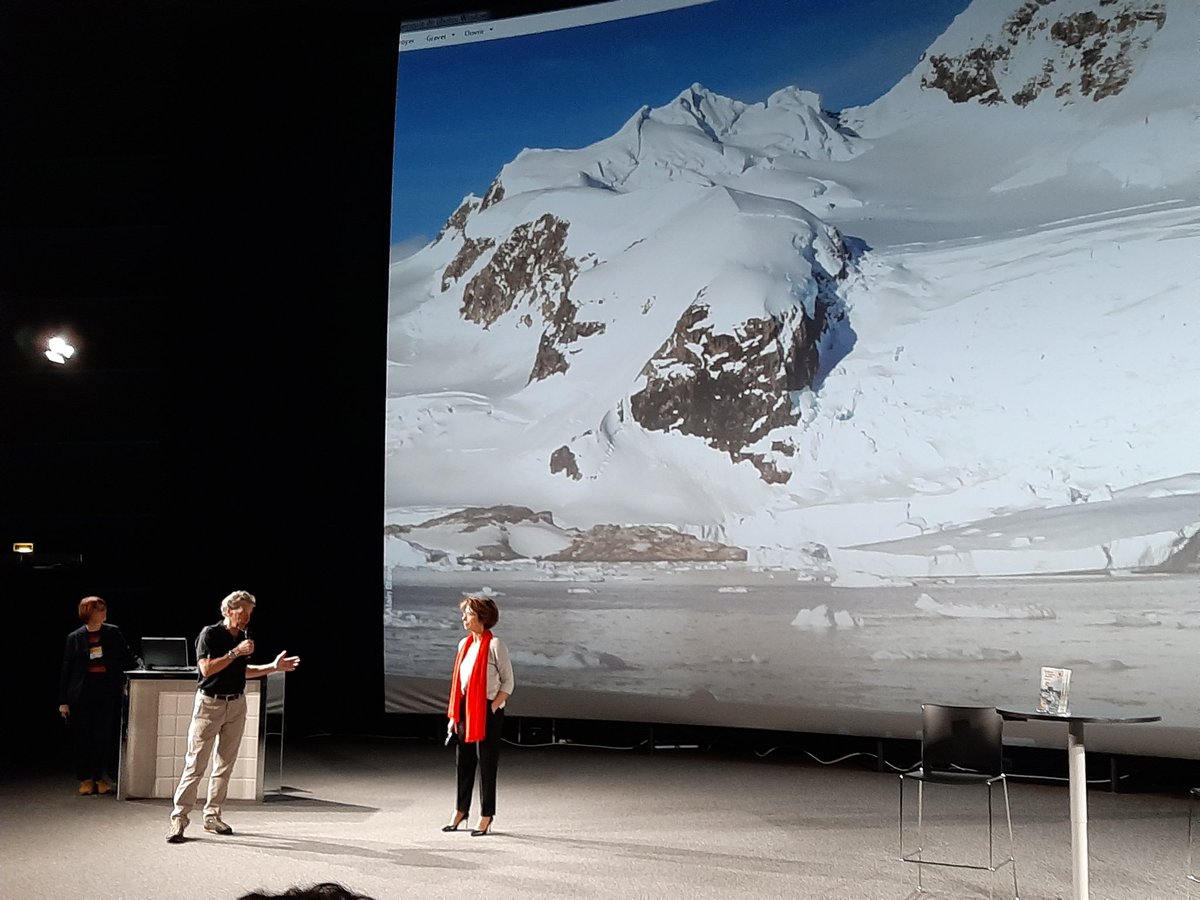 LaetitiaLeraut's tweet photo. Rencontre entre les explorateurs #laurencedelaferriere #ericloizeau et les élèves de l'@acpoitiers au @futuroscope pour #antarcticexplorers @CivismeEt @CARDIE_Poitiers https://t.co/5mr4XWrrto