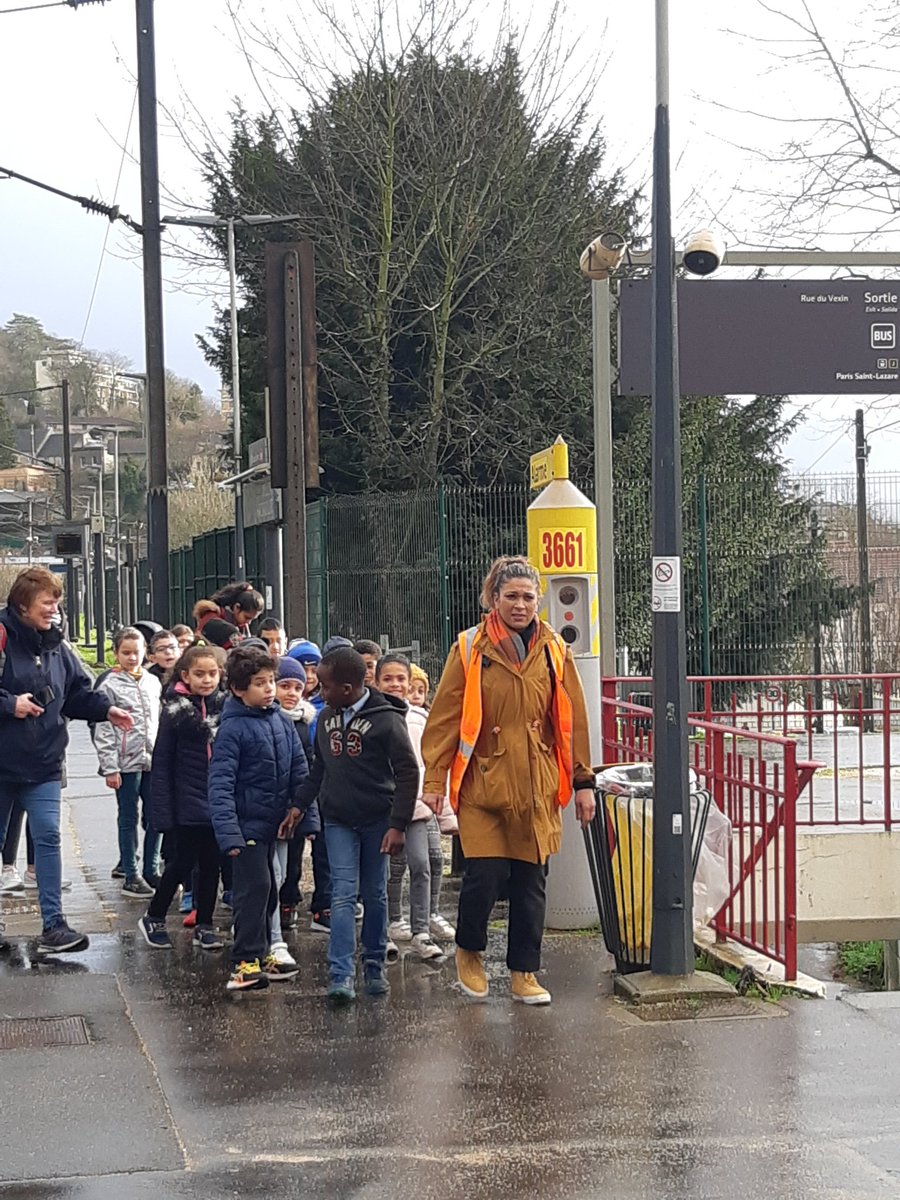 CMeulan's tweet photo. Ce matin nous sensibilisons les plus  jeunes aux risques ferroviaires en gare de #Meulan https://t.co/bJyrj9C4ha