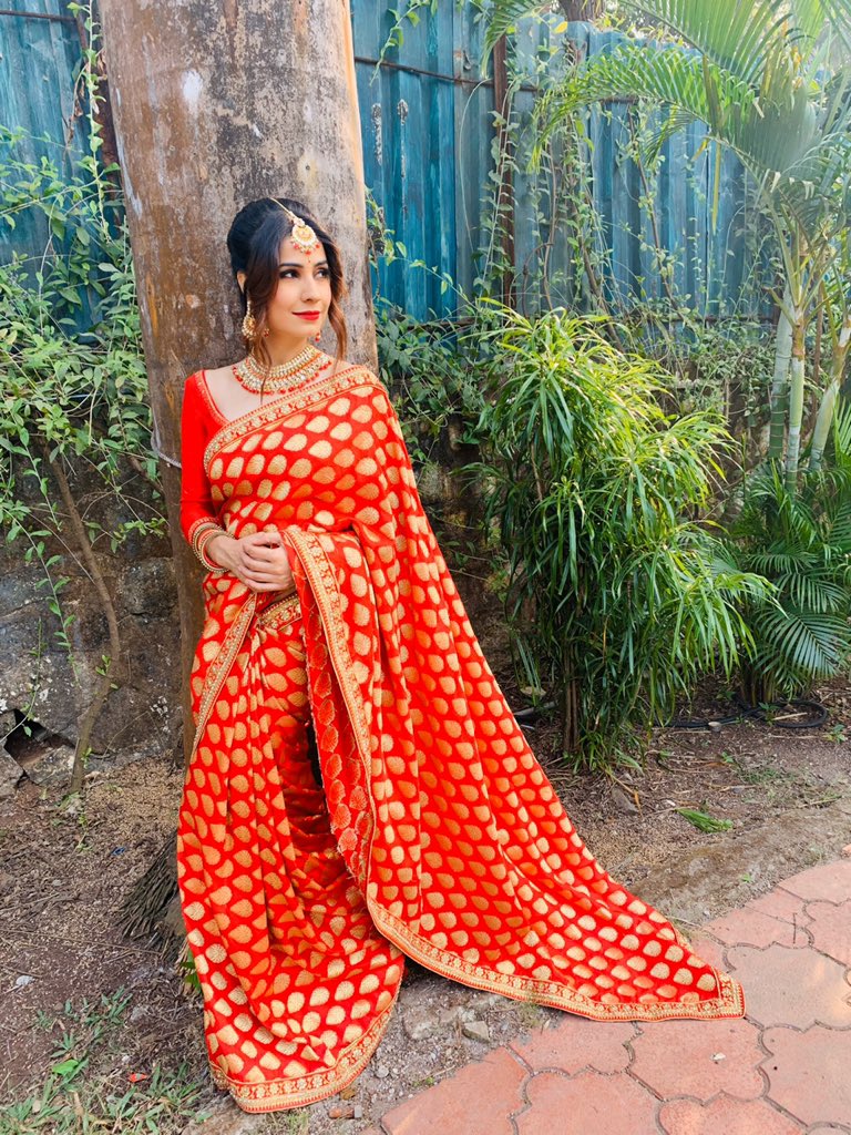 pinkysi26436938's tweet photo. Life is short!
Let my Pallu be long!! 😉😛
📸 @stylebydeepa .
.
 #sareesofinstagram shoot #shootdiaries #red #redlove #redsarre #saree #sareelove #favoriteoutfit #crimealert #dangalchannel #potd #instapic #sareeobsession #pose #clicks #indian #indianoutfit #ethnic #traditional https://t.co/TBZOQQQUKD