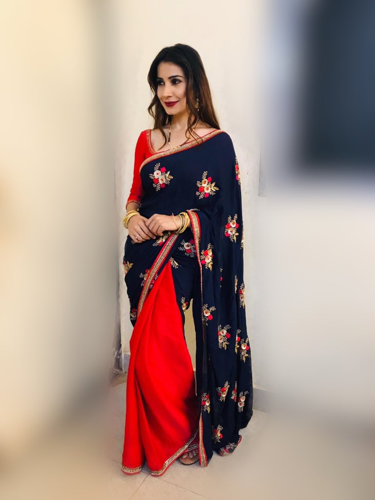 pinkysi26436938's tweet photo. 💙❤️
.
.
#sareesofinstagram #shoot #shootdiaries #red #redlove #redsarre #saree #sareelove #favoriteoutfit #crimealert #dangalchannel #potd #instapic #sareeobsession #pose #clicks #indian #indianoutfit #ethnic #traditional #shootmode #shooting #set #resemblence #unit #team https://t.co/jVlGEpGa0I