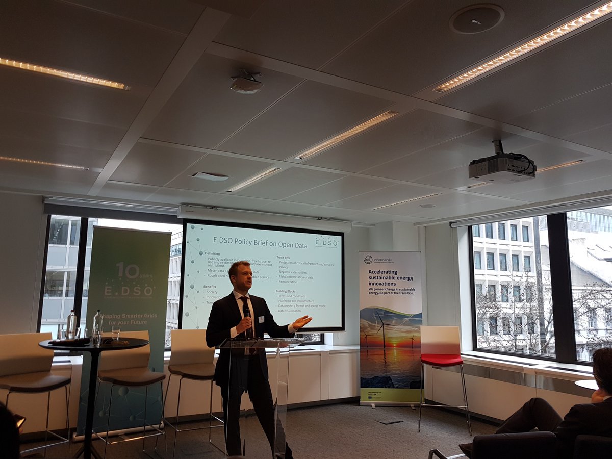 EDSO_eu's tweet photo. Daan Rutten from Alliander #DSO presents @EDSO_eu #Policy Brief on Open #Data, insisting on the significance of increasing data transparency #electrons4future https://t.co/cZSTRetVDL