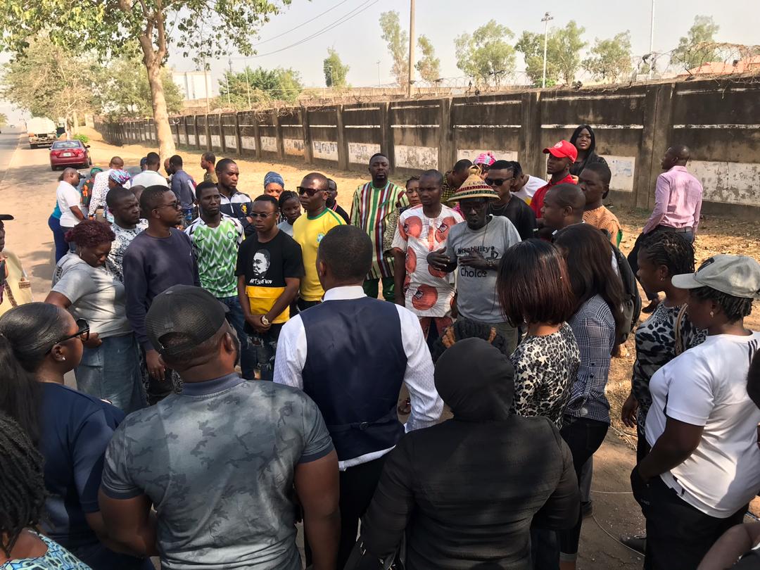 justempower's tweet photo. HAPPENING NOW: Evictees from #TarkwaBay #OkunAyo #AbuleGlass #Akaraba #Bobukoji #OkunBabakati #Agbagbo #OkunIlase & many other #Lagos island communities gather with supporters in #Abuja to stage peaceful protest to @NigerianNavy @SPNigeria @MBuhari to #EndForcedEvictions - JOIN!! https://t.co/mMJ0LlP3lQ