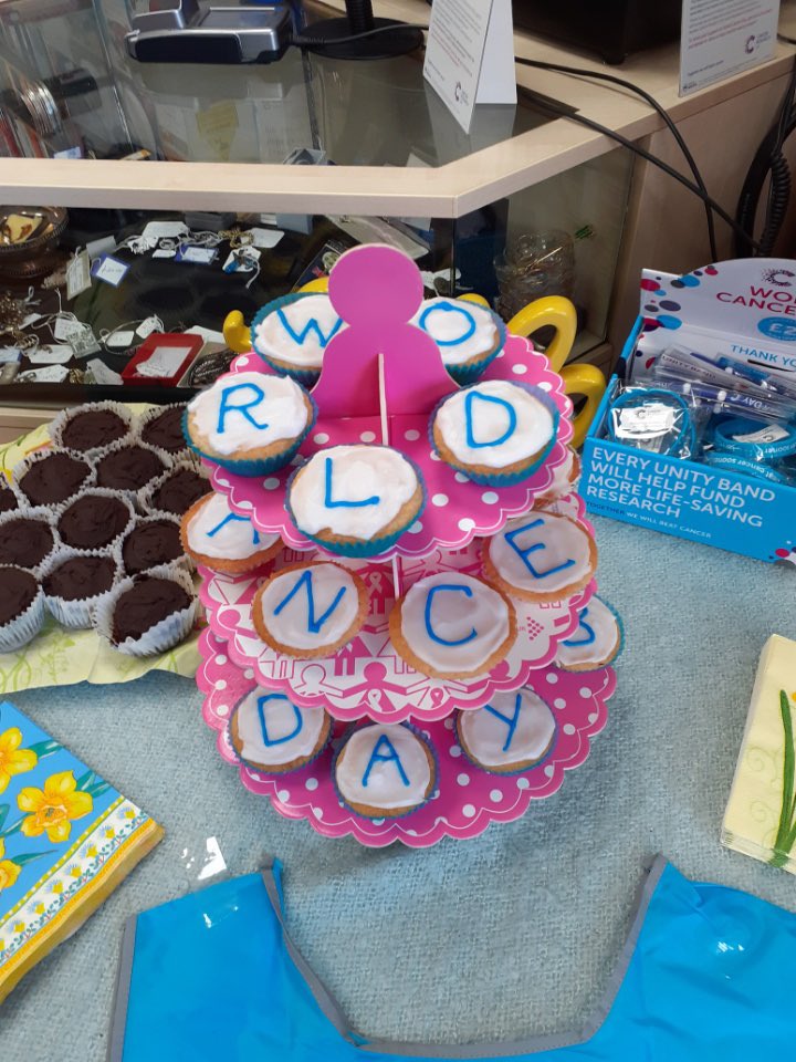 CRUK_Blackheath's tweet photo. ๐งแแฉKE แแฉแชE TOแชแฉY! ๐
๐ค#WorldCancerDay!๐ค
๐Eat & be merry! One of our amazing #CR_uk #volunteers Pat, made these, arenโt they fantastic! ๐Come grab a cake & buy your #unitybands, see you soon
#cakes #wcd #blackheath #se3 @CR_UK @blackheath_v @CRUKShops https://t.co/BHW1XyBEfH