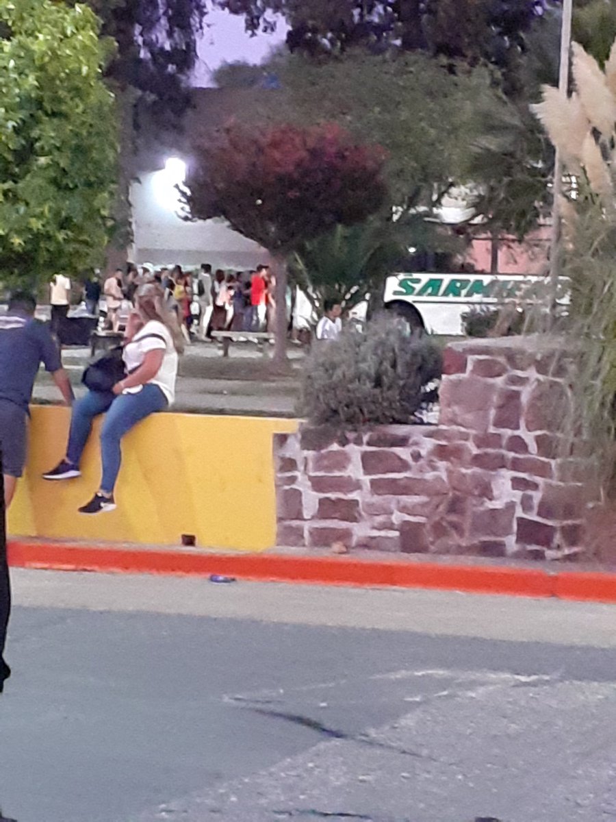 uchiwarnier's tweet photo. @sarmientoviaja Estuve desde la 1:30 h hasta recién esperando coches, que figuran en su pág., cuando consultas, q' nunca pasaron. El 1ro. en llegar subió pasajeros fuera de la terminal, es una burla!? @ERSePcba Nos vendieron pasajes p'frecuencias inexistentes https://t.co/26Rwq2iyqM