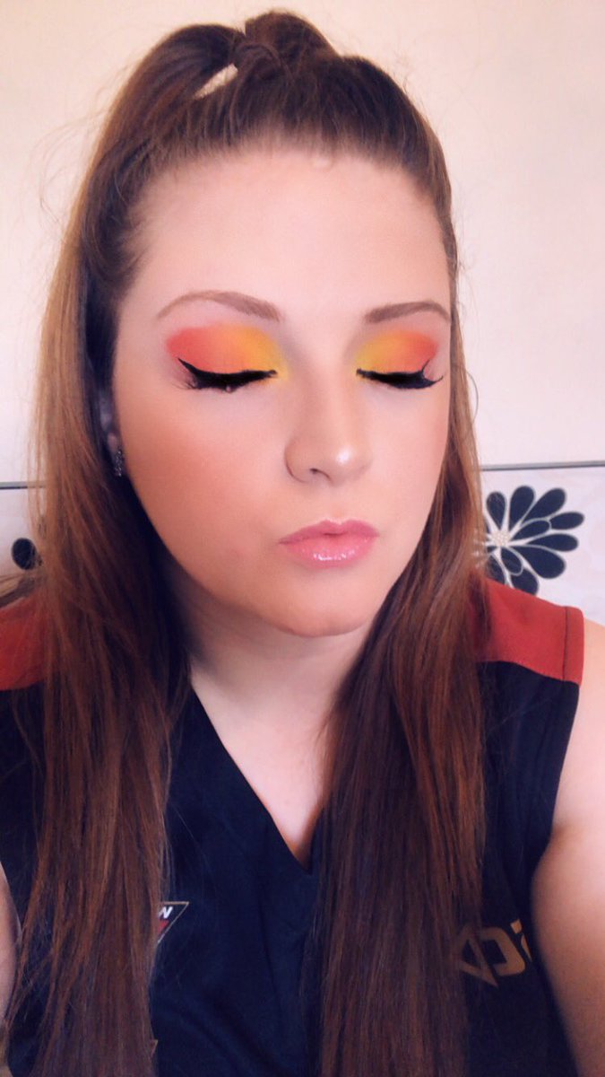 beckahjademua's tweet photo. Blendddd checkkkkk #makeup #eyeliner #blend #jamescharlespalette #muainthemaking https://t.co/D0BtRB8JRM