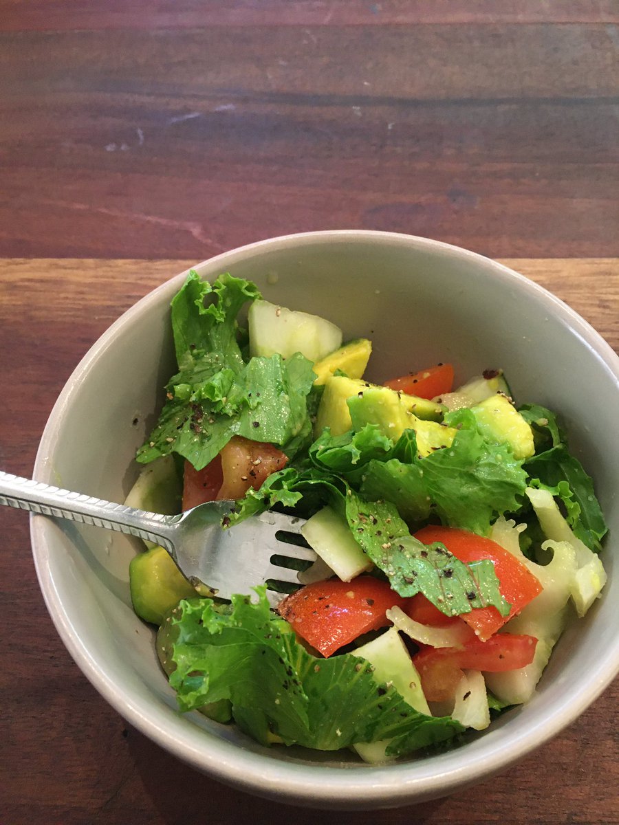 VipasoLL's tweet photo. "Ndizifinyika?" 

Avocado, Cherry Tomatoes, Lettuce, Cucumber, White Onions, Lemon and Black Pepper 😋. Don't tell me that doesn't sound like a Fresh Election Diet 🥳. Only at 2000. You can catch just before lunch. https://t.co/tKzqNpXdjv