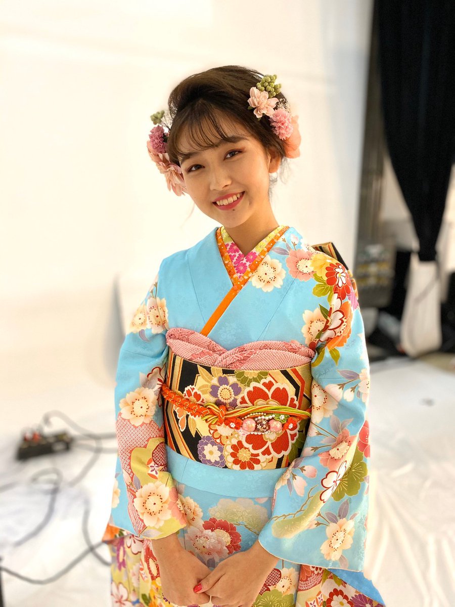 京都きもの友禅 公式 撮影オフショット 水色のガ リーコーデがお似合いの花音ちゃん 両サイドにお花がたくさんのヘアアレンジはどこから撮っても映える 花音 Kanon 1228 ガ リー 水色振袖 京都きもの友禅 ハタチは一生もの 振袖 振袖前 京都きもの友禅 公式 撮影オフショット 水色のガ リーコーデがお似合いの花音ちゃん 両サイドにお花がたくさんのヘアアレンジはどこから撮っても映える 花音 Kanon 1228 ガ リー 水色振袖 京都きもの友禅 ハタチは一生もの 振袖 振袖前