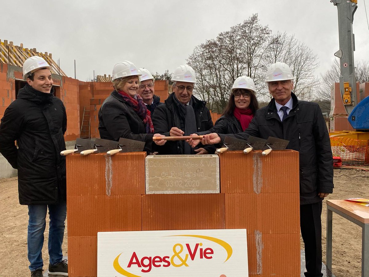 Ages_et_Vie's tweet photo. Pose de la première pierre, à Ruelisheim (68), cette colocation sera la première dans le département du Haut-Rhin, un grand merci à M. le maire et à ses adjoints !
#HabitatInclusif #BienViellir #HautRhin https://t.co/ZhOzoWiW3W
