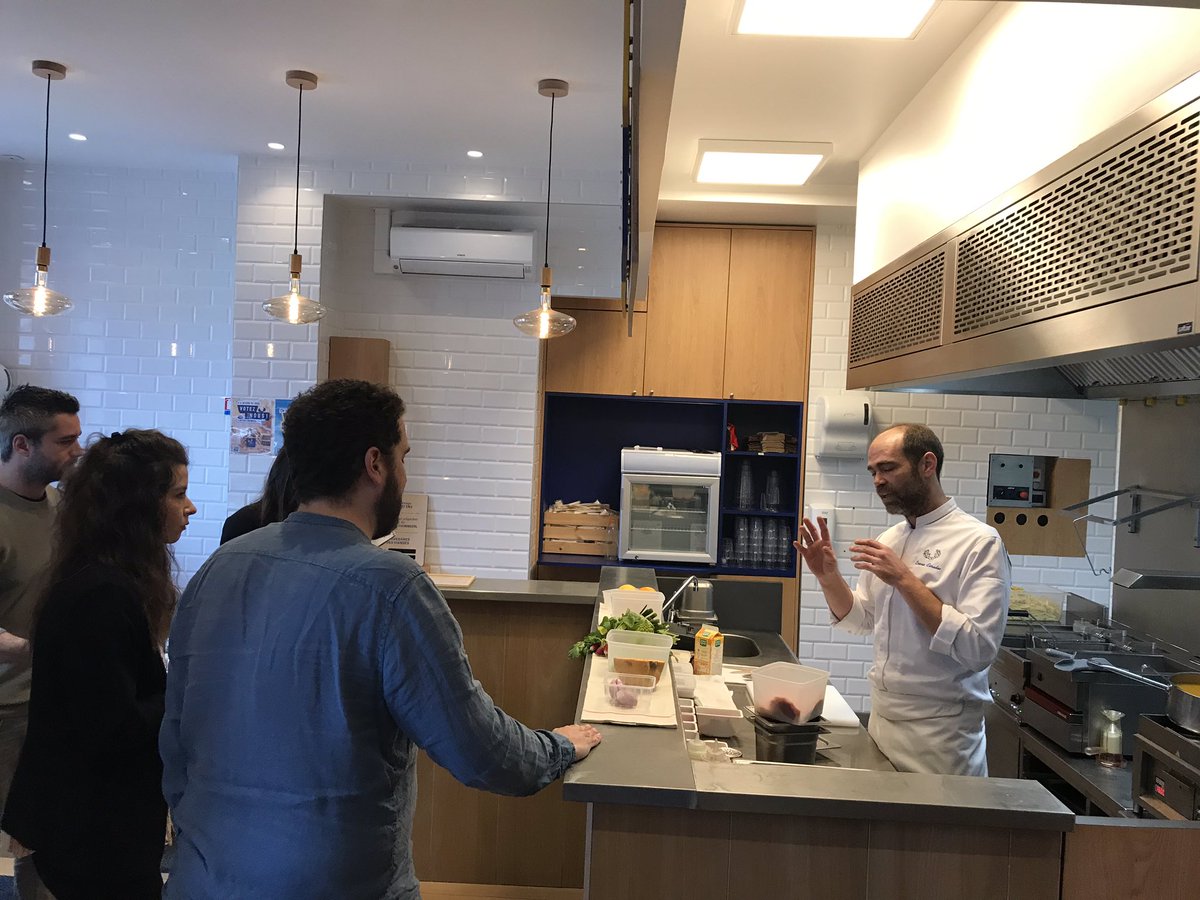 AgenceGM's tweet photo. Atelier culinaire proposé aux journalistes par la @MaisonPoutine pour leur permettre de découvrir ou redécouvrir ce plat emblématique du Québec ! #poutine #decouverte #cuisine #quebec #eventpresse https://t.co/mUTN6TDvFh