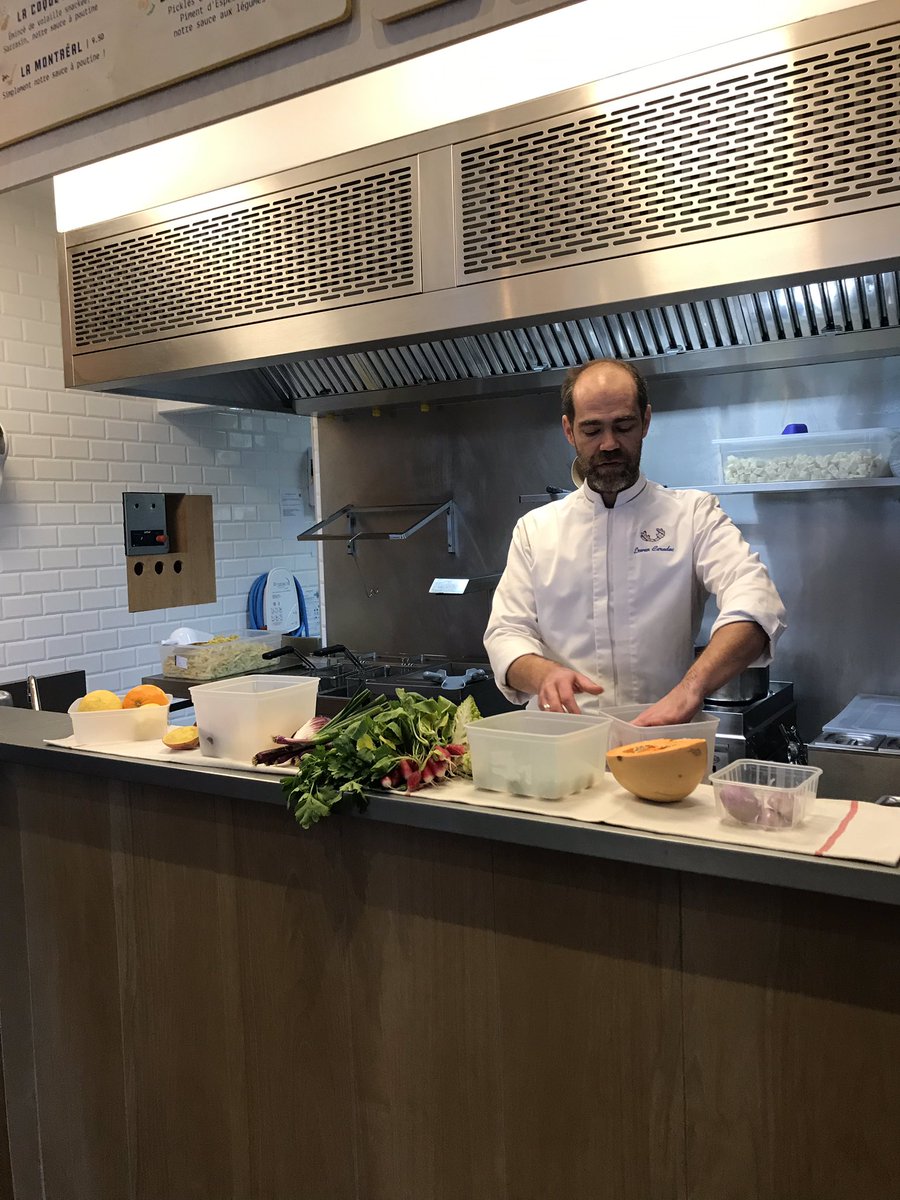 AgenceGM's tweet photo. Atelier culinaire proposé aux journalistes par la @MaisonPoutine pour leur permettre de découvrir ou redécouvrir ce plat emblématique du Québec ! #poutine #decouverte #cuisine #quebec #eventpresse https://t.co/mUTN6TDvFh