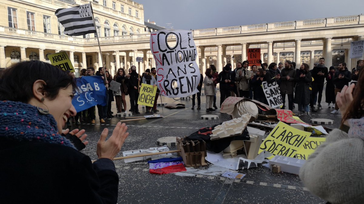 olivleclercq's tweet photo. Manif des architectes devant le @MinistereCC avec les écoles d'architecture et praticiens. #teamarchi https://t.co/ZNg5slwuke