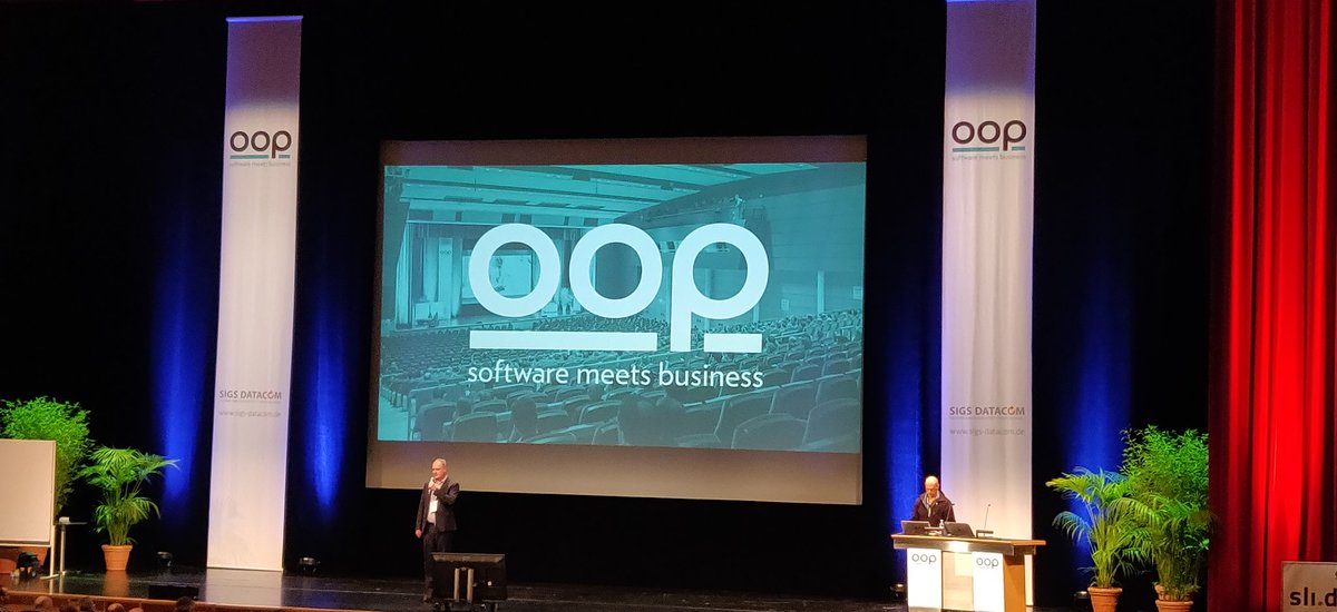 Heute sind <a href="/onkelkodi/">Konstantin Diener</a>, <a href="/jobe93/">Jonas Bechstein</a> und ich auf der OOP in München. #OOPmuc
Bereit für spannende Talks und Gespräche über Cloud und Software Entwicklung.