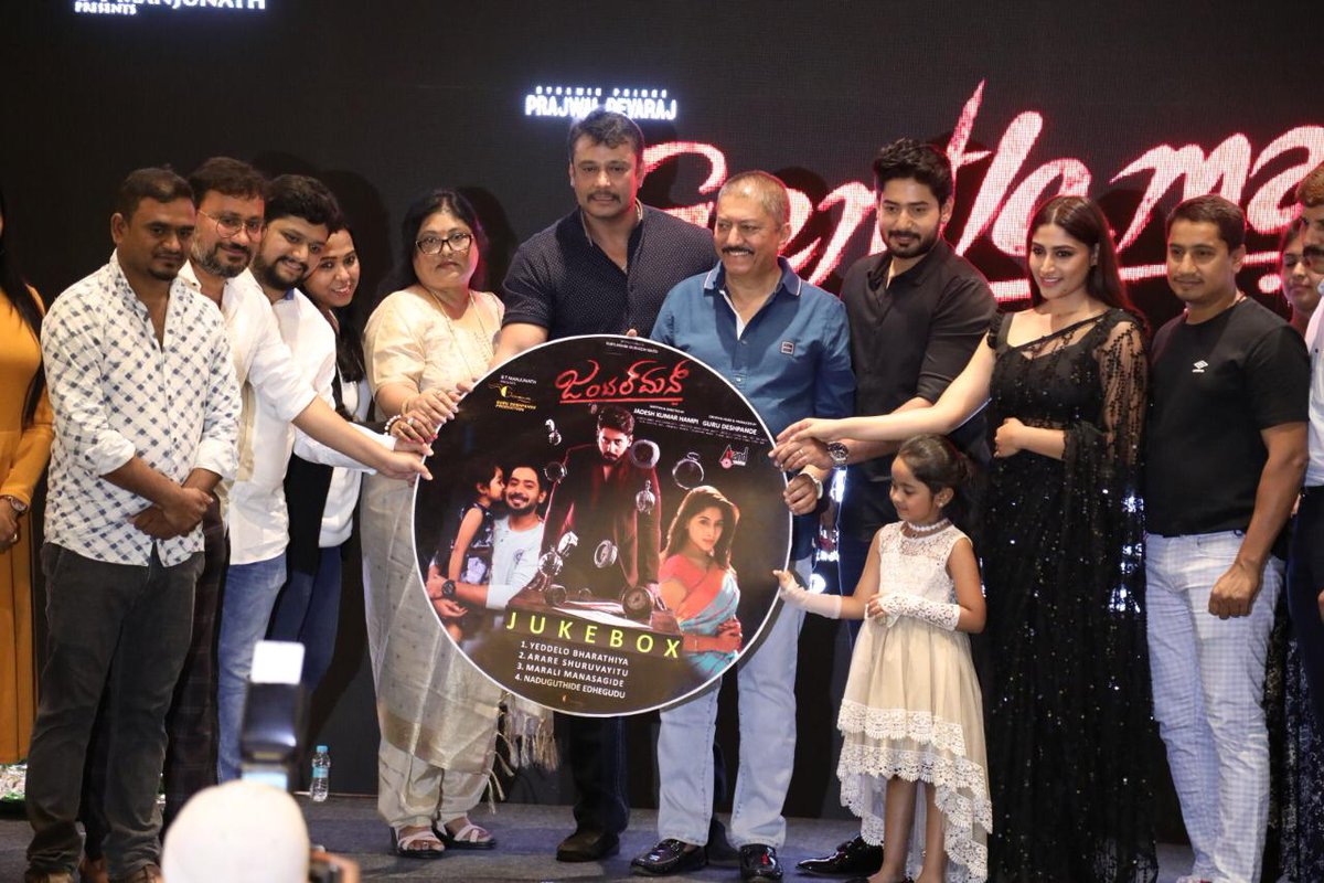 mymoviebazaarka's tweet photo. ಡೈನಾಮಿಕ್ ಪ್ರಿನ್ಸ್ ಪ್ರಜ್ವಲ್ ದೇವರಾಜ್ ಅವರ ಅಭಿನಯದ #ಜಂಟಲ್_ಮನ್ ಚಿತ್ರದ ಆಡಿಯೋ ಡಿ ಬಾಸ್ ದರ್ಶನ್ ಅವರು ಬಿಡುಗಡೆ ಮಾಡಿ ಚಿತ್ರತಂಡಕ್ಕೆ ಶುಭಕೋರಿದ್ದಾರೆ
#Cinimall #dboss #prajwaldevaraj #sancharivijay #nishvikanaidu #gurudeshpande #gentalmen #feb7threlease https://t.co/aA3VEUw1HI