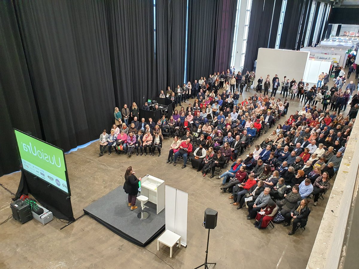 jokkebk's tweet photo. #UusioUra -messuilla tuntuisi tänä vuonna olevan ainakin viidennes enemmän vilskettä! Näytteilleasettajien kasvanut määrä kertonee siitä, että 45+ on houkutteleva ikäryhmä myös työnantajille. #oikotie innolla kumppanina tänäkin vuonna 😊 #rekrytointi https://t.co/NyT2DvYe9e