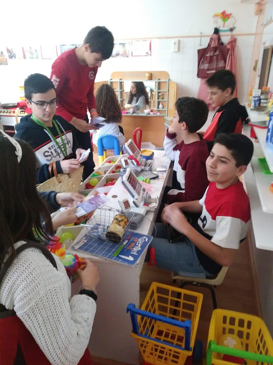 epiasabadell's tweet photo. Els alumnes de francès de segon d'ESO hem tornat a l'aula de Racons. L'experiència ens ha servit per poder practicar el vocabulari estudiat a classe d'una manera més vivencial i divertida. 
#ESOPIASABADELL
#2NESOPIASABADELL https://t.co/q3gxmnBkQ6