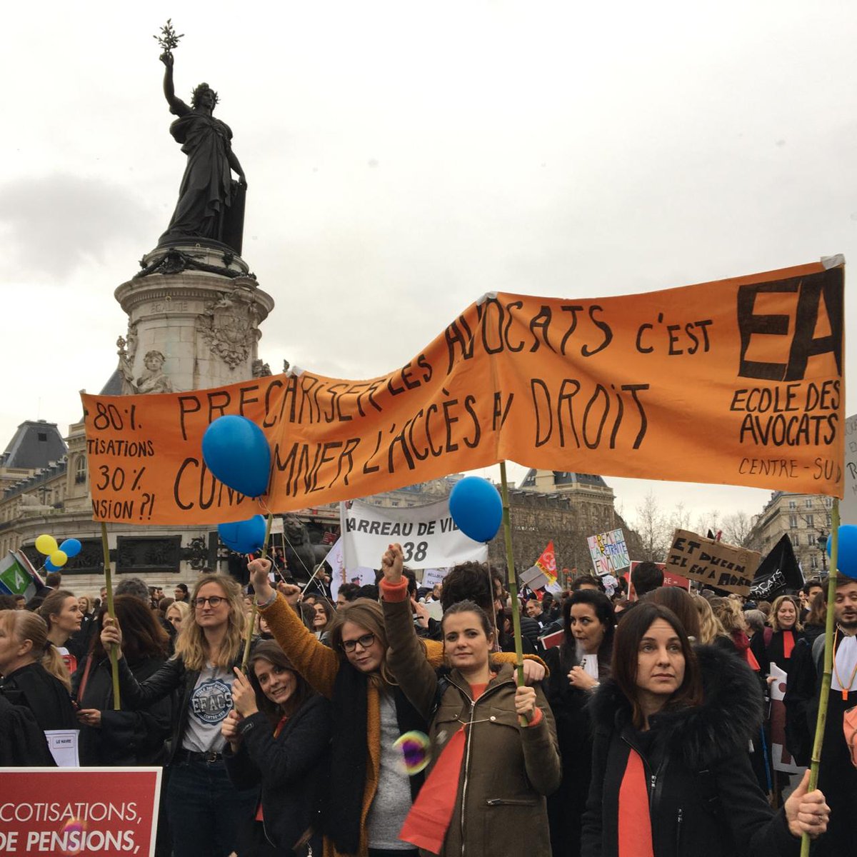 JAILEDROIT2's tweet photo. @JAILEDROIT2 était à la manifestation nationale du 03/02/2020. Précariser les avocats, c'est condamner l'accès au droit (des mineurs migrants notamment ...) 
@CNBarreaux 

#avocats #droitdesmineurs #manifestation #réformeretraite https://t.co/LZB1ONNGLU