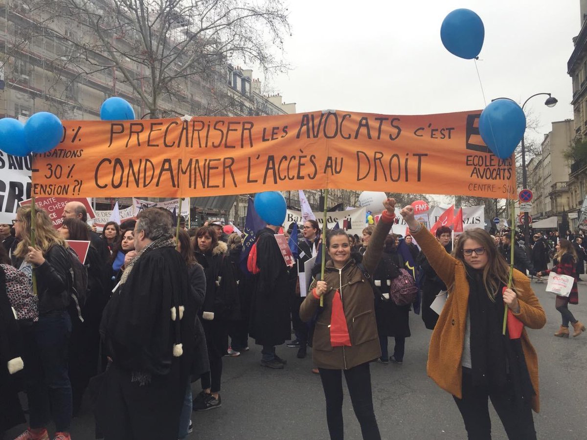 JAILEDROIT2's tweet photo. @JAILEDROIT2 était à la manifestation nationale du 03/02/2020. Précariser les avocats, c'est condamner l'accès au droit (des mineurs migrants notamment ...) 
@CNBarreaux 

#avocats #droitdesmineurs #manifestation #réformeretraite https://t.co/LZB1ONNGLU