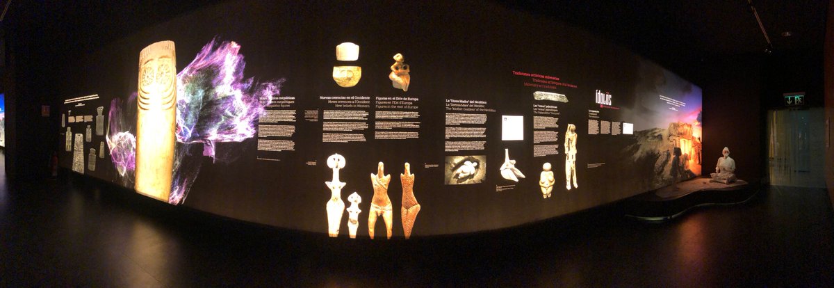 Imagen del pasillo de acceso de la exposición Ídolos. Miradas milenarias