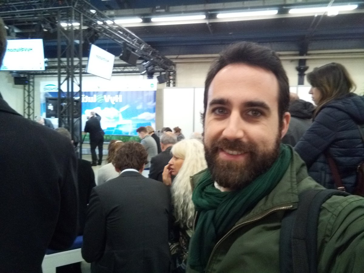 RafaelMendias's tweet photo. Con @Juan_Proactivo aprendiendo sobre las tecnologías del futuro basadas en hidrógeno!! #HyVolution  #hyvolution2020 https://t.co/kzJtUFIFTg
