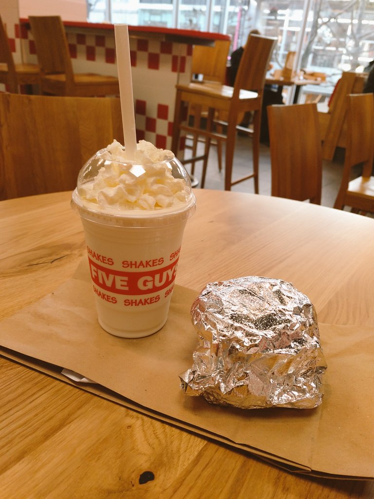 d_pisanu's tweet photo. Hello @FiveGuys in #Mutterstadt #Stuttgart. Endlich bei uns zu Hause! Flair fast wie in den USA. Burger könnte schöner präpariert sein. Schmeckt trotzdem. #BurgerFan #fiveguys https://t.co/G2E2tYkPxw