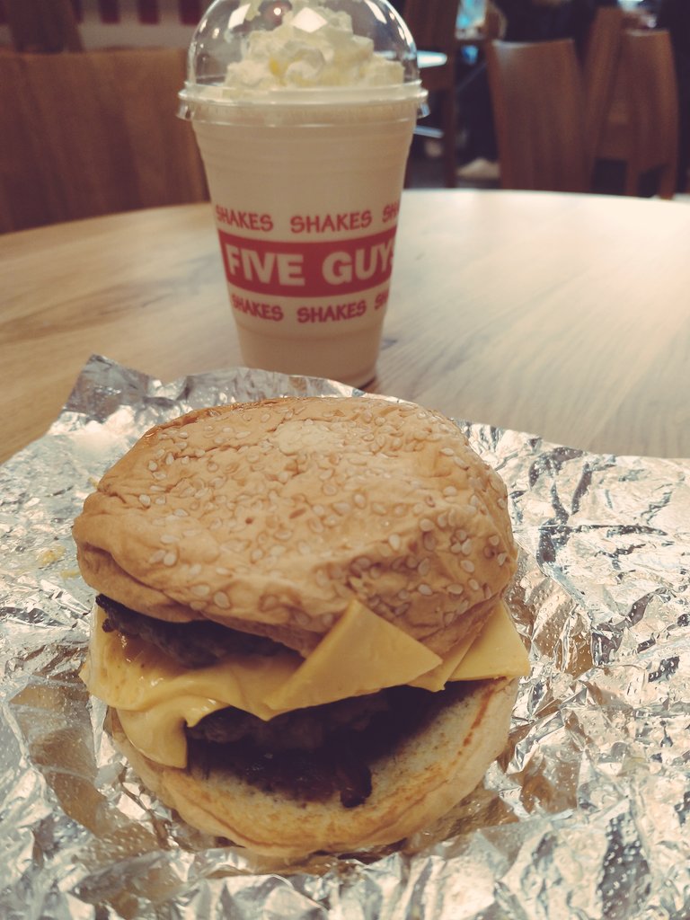 d_pisanu's tweet photo. Hello @FiveGuys in #Mutterstadt #Stuttgart. Endlich bei uns zu Hause! Flair fast wie in den USA. Burger könnte schöner präpariert sein. Schmeckt trotzdem. #BurgerFan #fiveguys https://t.co/G2E2tYkPxw