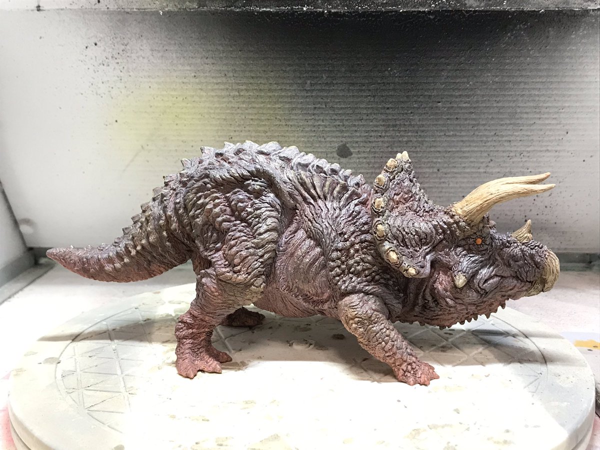 トリケラトプス塗装中です。カバっぽくしようと思って塗ってたらすごく