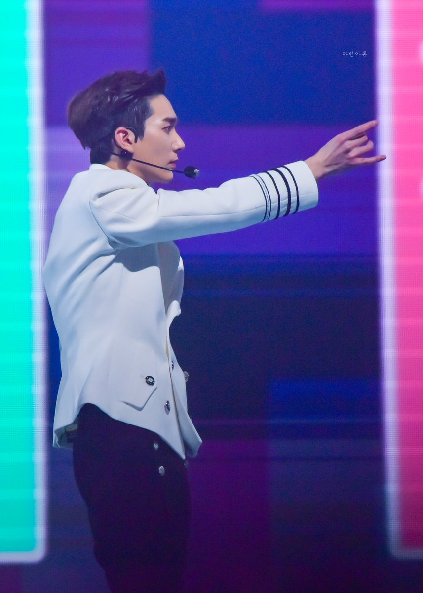 AryounAron's tweet photo. 20200130 서울가요대상
곽아론 필승 옆얼굴
곽아론 필승 손가락

#뉴이스트 #NUEST #ARON #아론 #곽아론 https://t.co/qDYZONMMFa