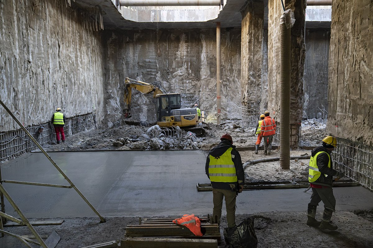 WTP_Warszawa's tweet photo. ℹ️🚇 Wykonawca ostatniego, północno-wschodniego odcinka #metro2, właśnie wylał beton na poziomie płyty dennej przyszłej stacji Bródno. To najniższy poziom tego podziemnego przystanku. Stamtąd, już na wiosnę, będą startować tarcze TBM Anna i Maria. https://t.co/qAdHTr1ejJ https://t.co/KFPgdvEFjB